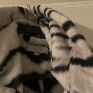 Alexander Rosa hooded robe with 2 large front pockets